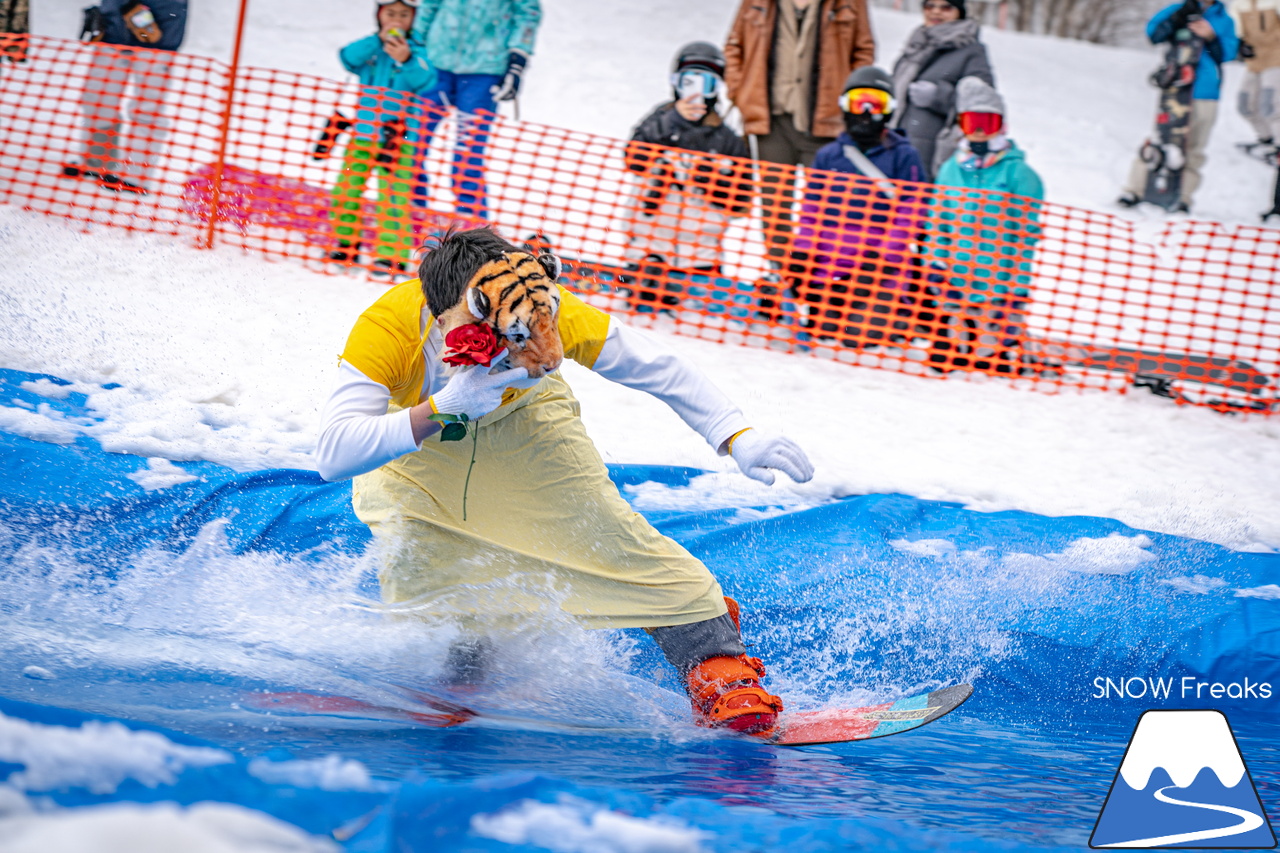 富良野スキー場｜季節は、まだ冬？それとも…？小雪が舞い、たくさんの雪が残る富良野スキー場で、春の恒例イベント『春スキー池渡り大会』開催(^^)/